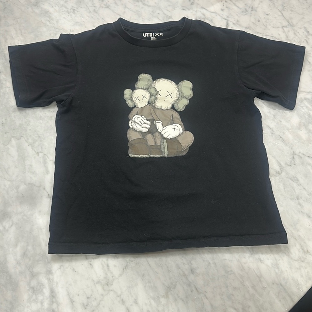 🔥🔥 boys kaws x Uniqlo T-shirt